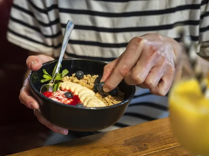 Die Granola Bowl mit Heidelbeeren