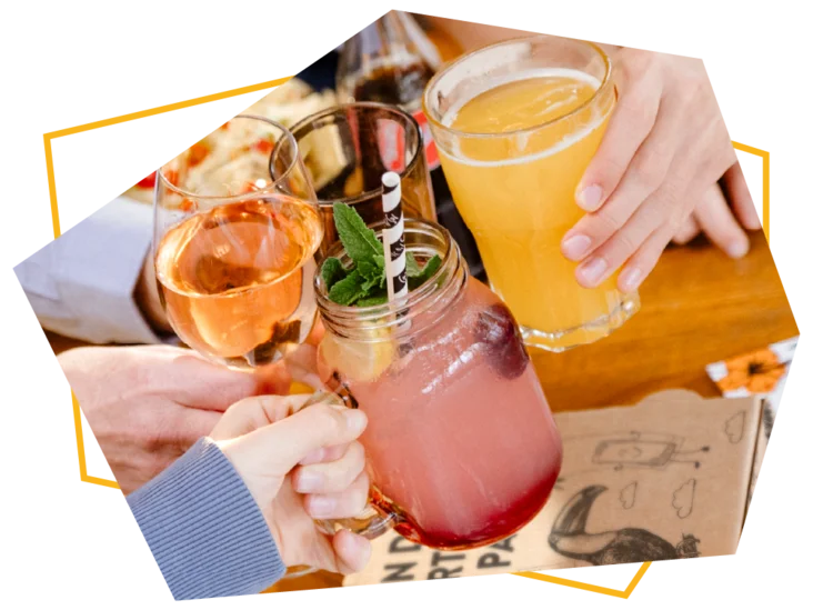 Familie mit Getränken in der Hand die Anstoßen