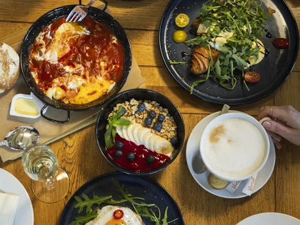 Frühstücksszene in der Draufsicht mit Spiegelei, Pancakes und mehr