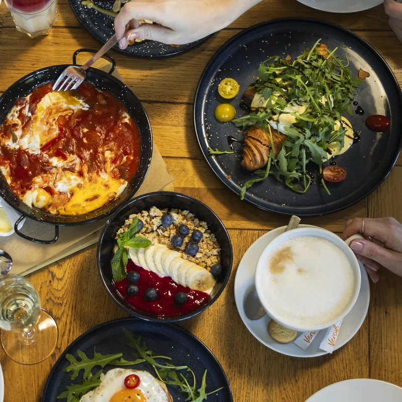 Frühstücksszene in der Draufsicht mit Spiegelei, Pancakes und mehr