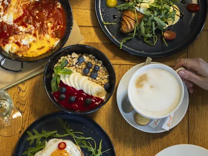 Frühstücksszene in der Draufsicht mit Spiegelei, Pancakes und mehr