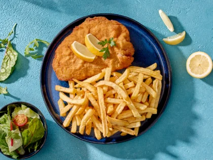 Schnitzel Wiener Art mit Beilagen.