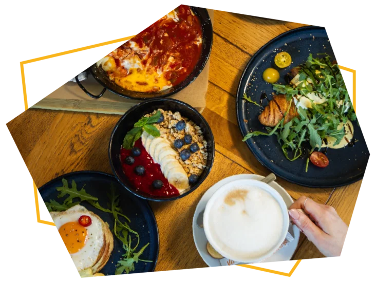 Draufsicht von Frühstücksspeisen im eckigen Rahmen