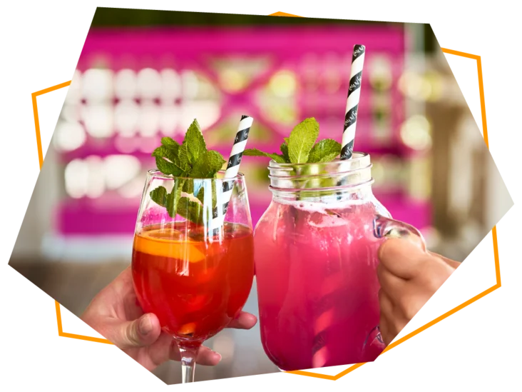 Anstoßen mit dem Pink Aperol und der hausgemachten Limonade Pink Glow.