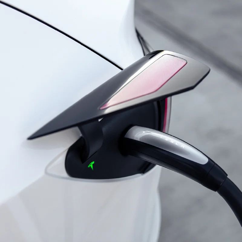 Auto lädt am Supercharger.