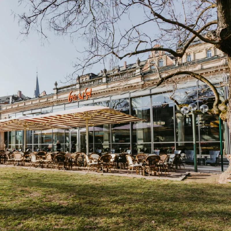 Frontansicht auf das Gebäude vom Cafe Del Sol Wiesbaden.