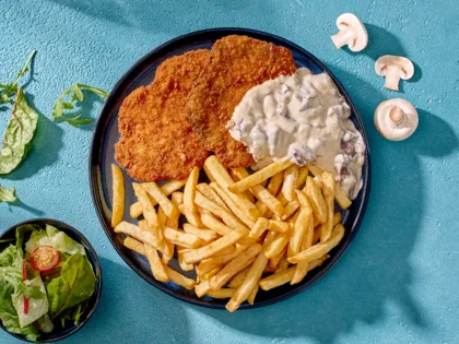 Schnitzel Champignon mit Beilagen.