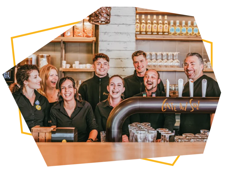 Gruppenbild von mehreren Mitarbeitern im Cafe Del Sol.