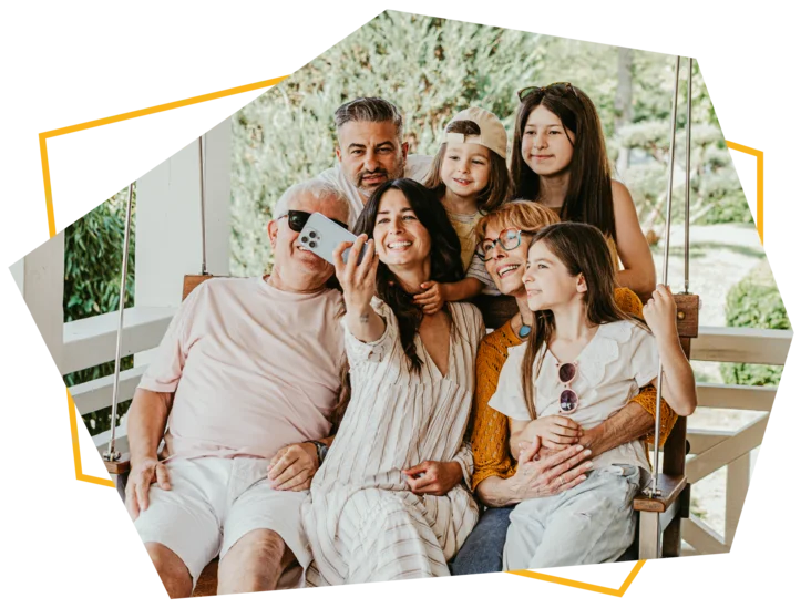 Familie auf Schaukel im Eingangsbereich von Cafe Del Sol, die ein gemeinsames Selfie macht.