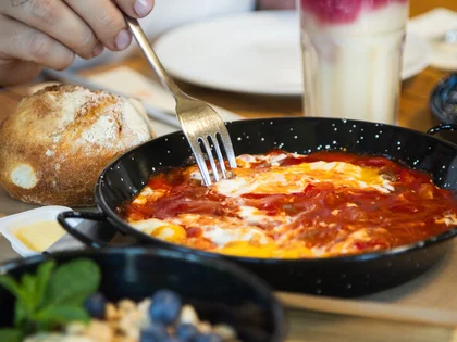 Menemen wird in einer Schüssel serviert 