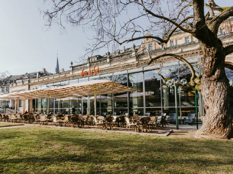 Frontansicht auf das Gebäude vom Cafe Del Sol Wiesbaden.