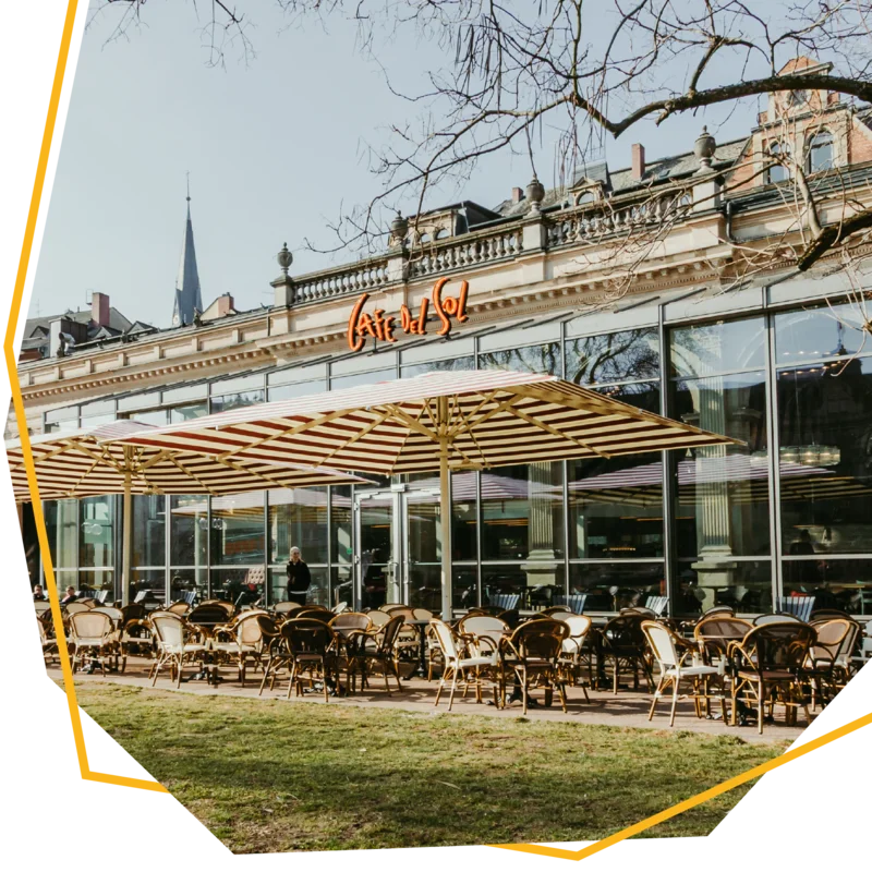 Frontansicht auf das Gebäude vom Cafe Del Sol Wiesbaden.