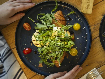 Das Smashed Croissant Benedict mit Rucola und Sauce Sambalhollandaise