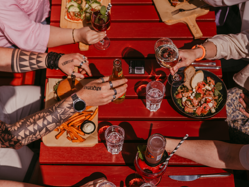 Dem Gast servierte Burger mit Beilagen und Getränken.